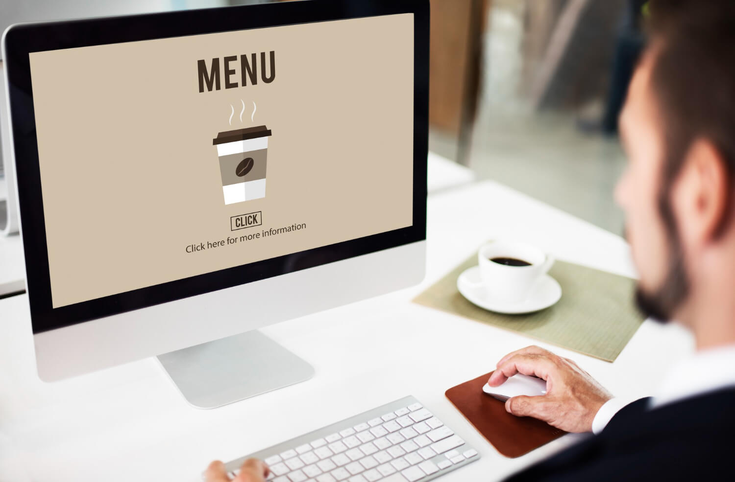 mężczyzna, który projektuje kartę menu dla restauracji