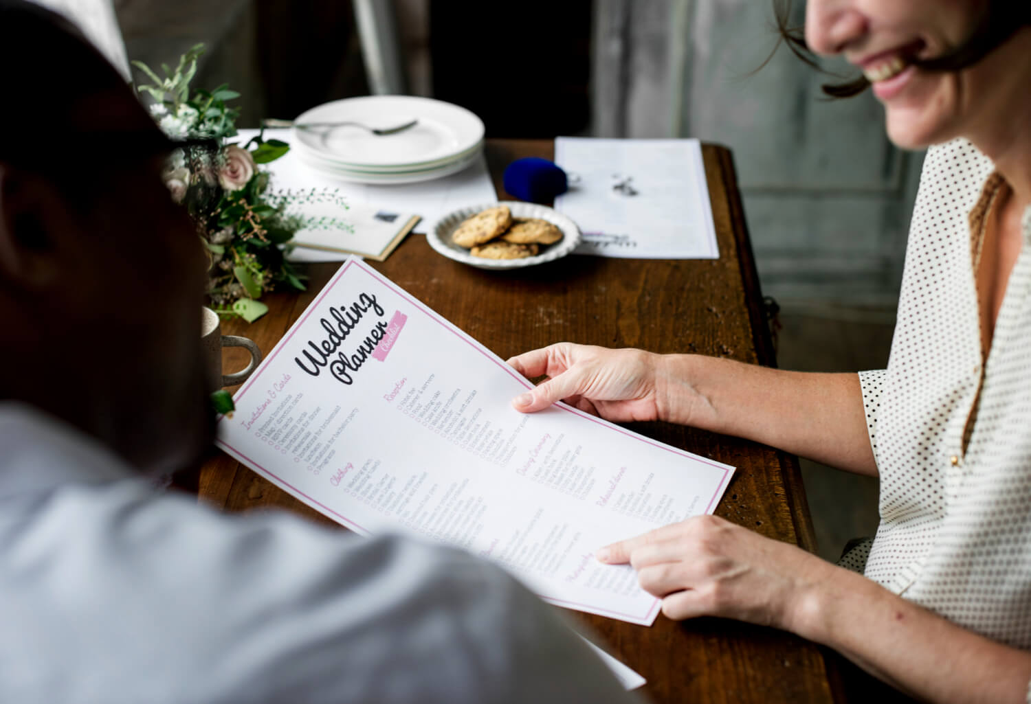 kobieta, która jest zachwycona nowym projektem menu dla swojej restauracji